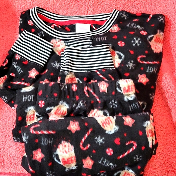 Secret Treasures Other - Secret Treasures Winter print pajamas size M